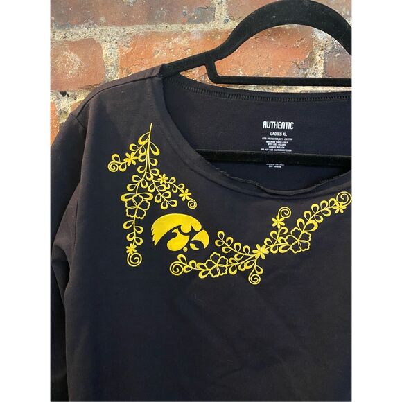 Authentic IOWA HAWKEYES Black Evelyn 3/4 Sleeve with Hawkeye Embroidered Emblem - Picture 5 of 13
